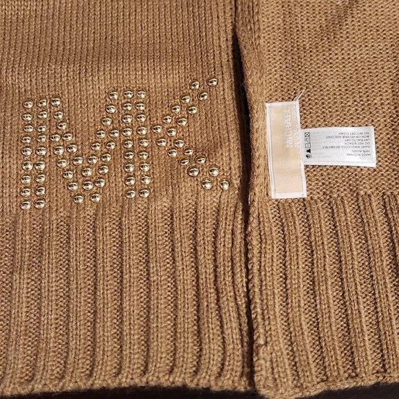Michael Kors matching hat and scarf set - Picture 3 of 4